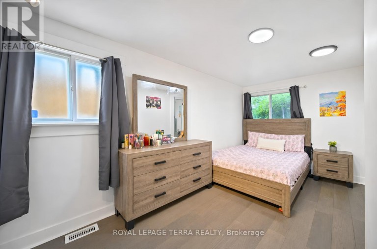 1571 LEWISHAM DRIVE, Mississauga (Clarkson), Ontario, L5J3R2