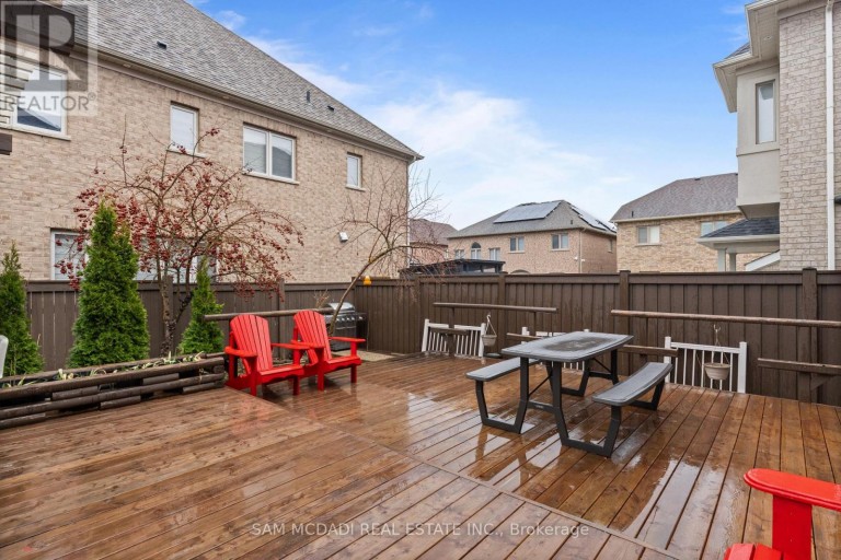 2 BAKERSFIELD ROAD, Brampton (Vales of Castlemore), Ontario, L6P2Z3