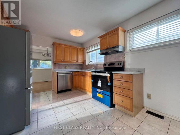 16 TRAILSIDE DRIVE, Toronto (Don Valley Village), Ontario, M2J2C9