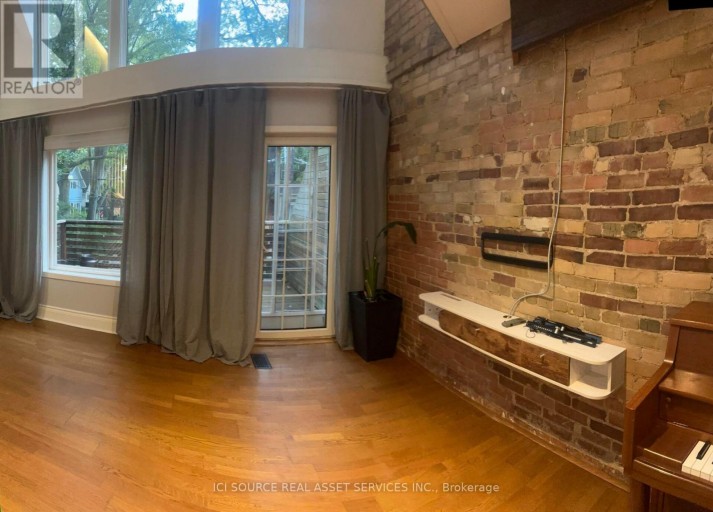 UPPER - 62 FERNWOOD PARK AVENUE, Toronto (The Beaches), Ontario, M4E3G1