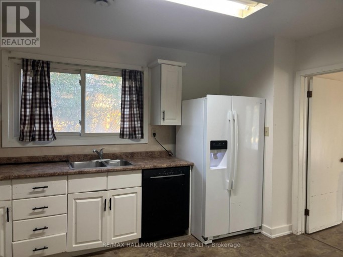 MAIN FLOOR UNIT - 893 FORD STREET, Peterborough (Otonabee Ward 1), Ontario, K9J5V2