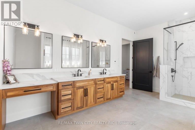 742 COUNTRY SQUIRE ROAD, Waterloo, Ontario, N2J4G8
