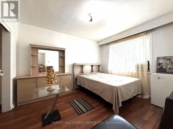 ROOM # 4 - 8 MEDFORD AVENUE, Toronto (Oakridge), Ontario, M1L4G2