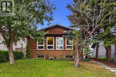 43 Beaconsfield Rise NW Calgary Alberta photo 1