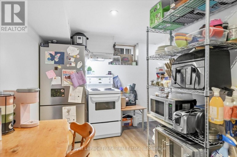 19 DALEVIEW AVENUE, Peterborough (Monaghan Ward 2), Ontario, K9J1L6