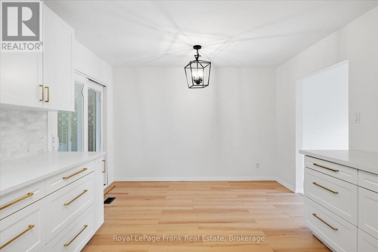 19 DALEVIEW AVENUE, Peterborough (Monaghan Ward 2), Ontario, K9J1L6