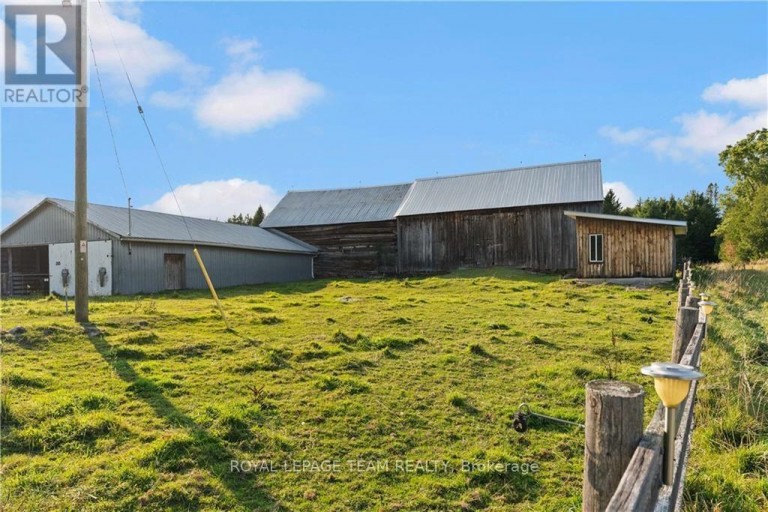 105 HALLIDAY CREEK ROAD, Greater Madawaska, Ontario, K0J1H0