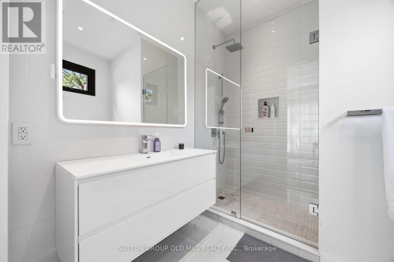 18 HERNE HILL, Toronto (Edenbridge-Humber Valley), Ontario, M9A2X1