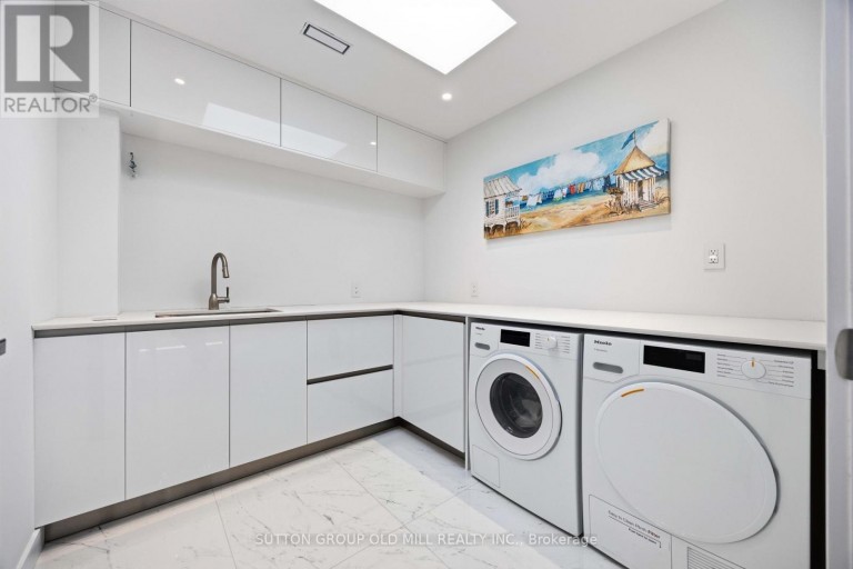 18 HERNE HILL, Toronto (Edenbridge-Humber Valley), Ontario, M9A2X1
