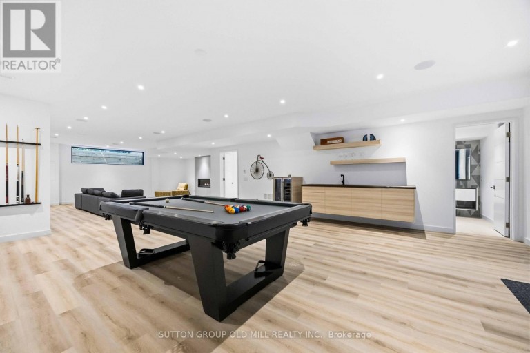 18 HERNE HILL, Toronto (Edenbridge-Humber Valley), Ontario, M9A2X1
