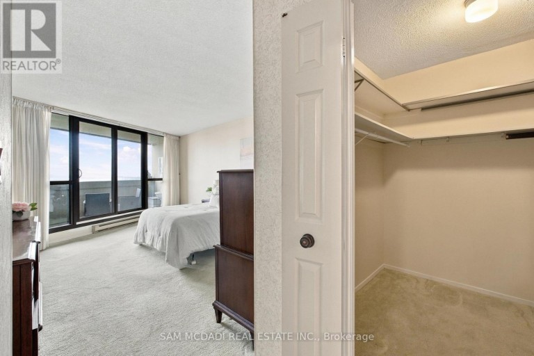 2009 - 2000 ISLINGTON AVENUE, Toronto (Kingsview Village-The Westway), Ontario, M9P3S7