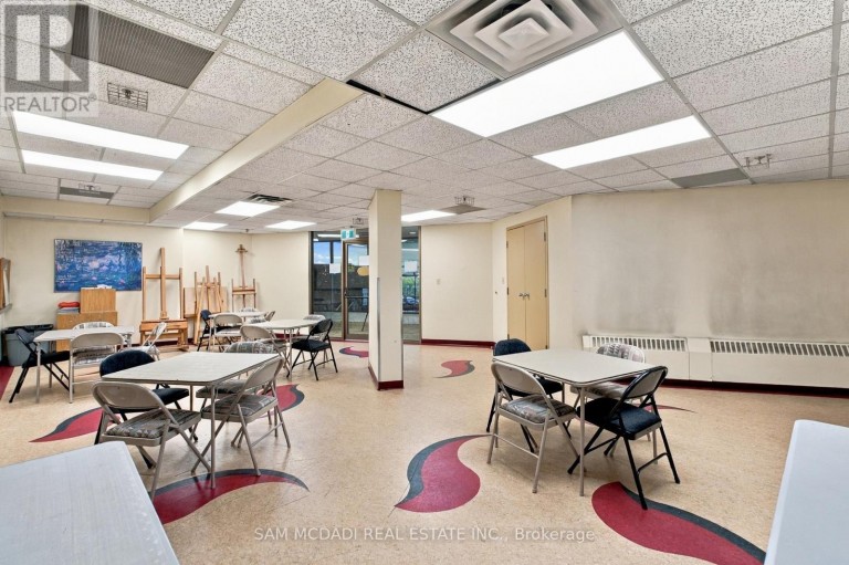 2009 - 2000 ISLINGTON AVENUE, Toronto (Kingsview Village-The Westway), Ontario, M9P3S7