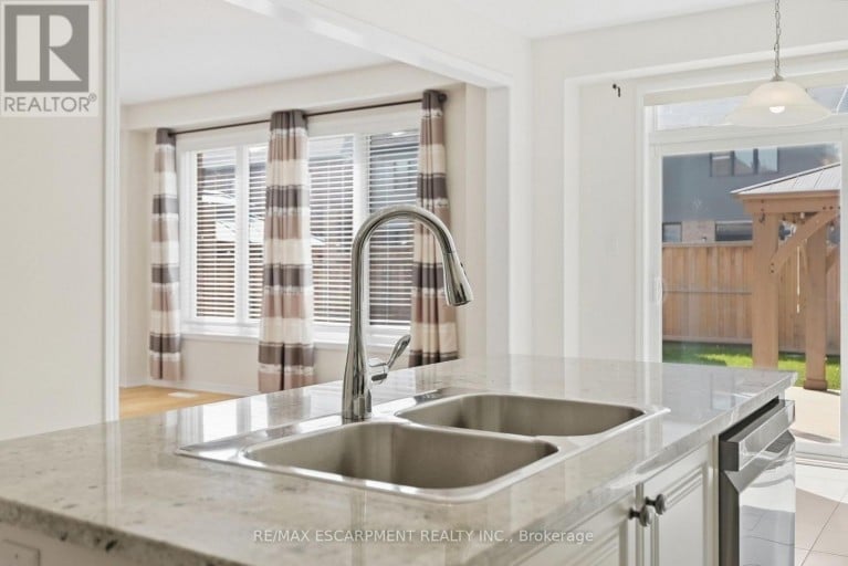 35 ROYAL COACHMAN WAY, Hamilton (Stoney Creek Mountain), Ontario, L8J0M2