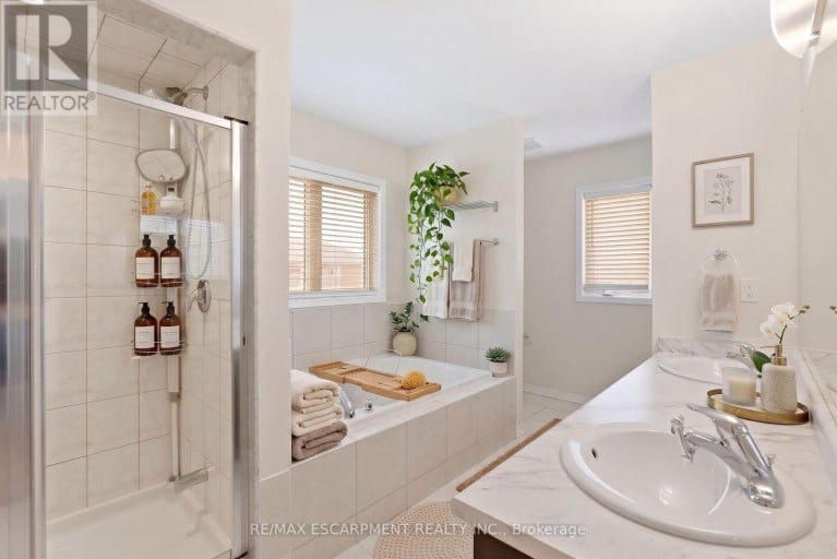 35 ROYAL COACHMAN WAY, Hamilton (Stoney Creek Mountain), Ontario, L8J0M2