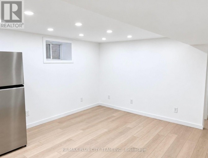 LOWER - 148 ASCOT AVENUE, Toronto (Corso Italia-Davenport), Ontario, M6E1G4
