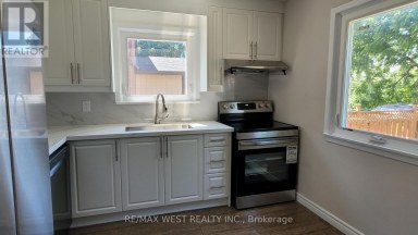UPPER - 65 CLAPPERTON AVENUE Toronto (Clairlea-Birchmount) Ontario photo 2