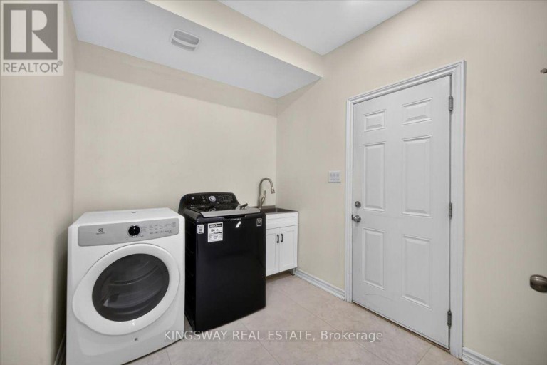 8 MONKTON CIRCLE, Brampton (Credit Valley), Ontario, L6Y0X1