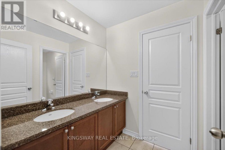 8 MONKTON CIRCLE, Brampton (Credit Valley), Ontario, L6Y0X1