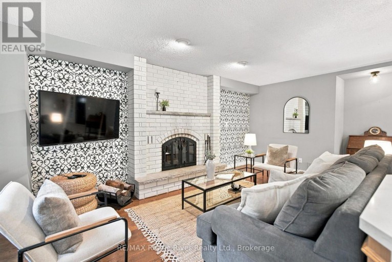 7 LYNDHURST CRESCENT, Whitby (Williamsburg), Ontario, L1R1E4