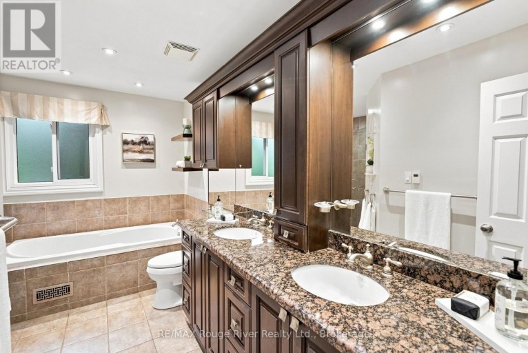 7 LYNDHURST CRESCENT, Whitby (Williamsburg), Ontario, L1R1E4