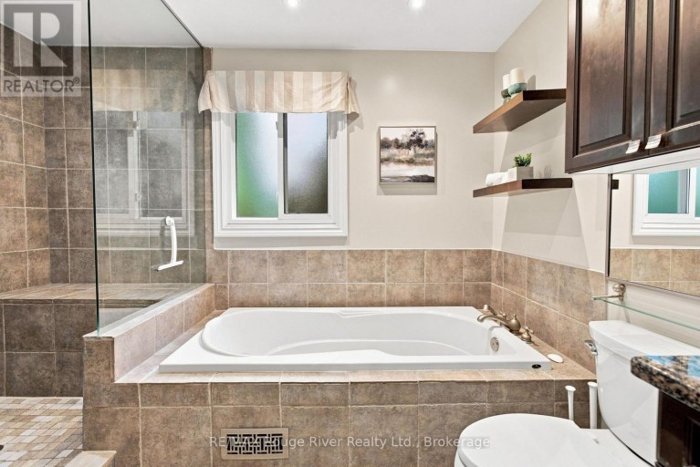 7 LYNDHURST CRESCENT, Whitby (Williamsburg), Ontario, L1R1E4