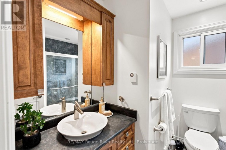 7 LYNDHURST CRESCENT, Whitby (Williamsburg), Ontario, L1R1E4
