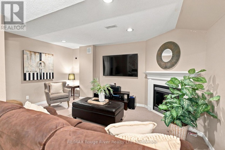 7 LYNDHURST CRESCENT, Whitby (Williamsburg), Ontario, L1R1E4