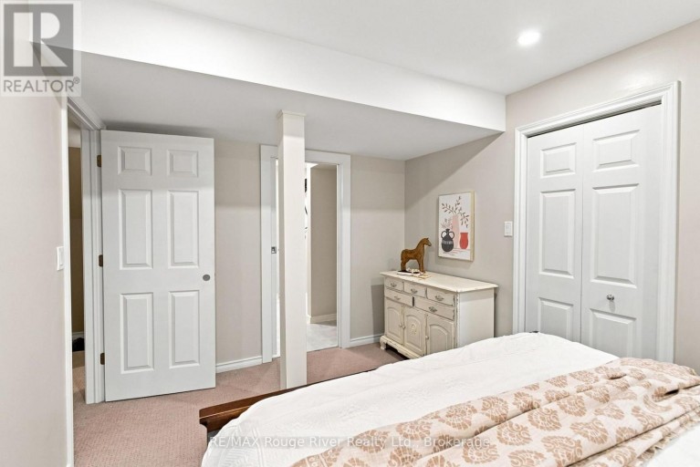 7 LYNDHURST CRESCENT, Whitby (Williamsburg), Ontario, L1R1E4