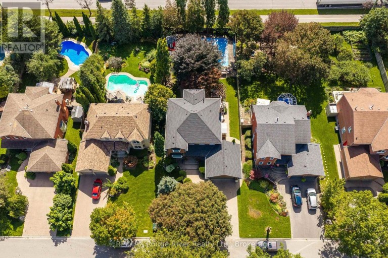 7 LYNDHURST CRESCENT, Whitby (Williamsburg), Ontario, L1R1E4
