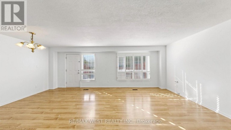 24 - 25 GOSFORD BOULEVARD, Toronto (Black Creek), Ontario, M3N2G7