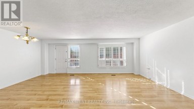 24 - 25 GOSFORD BOULEVARD Toronto (Black Creek) Ontario photo 11