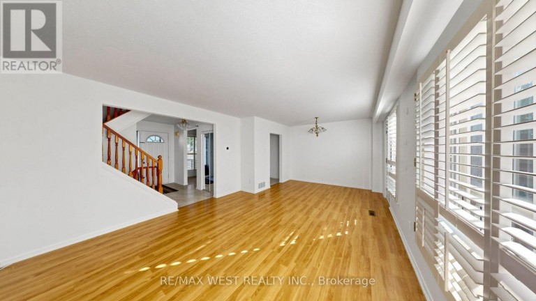 24 - 25 GOSFORD BOULEVARD, Toronto (Black Creek), Ontario, M3N2G7