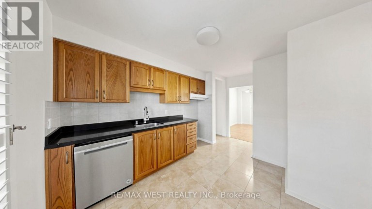 24 - 25 GOSFORD BOULEVARD, Toronto (Black Creek), Ontario, M3N2G7