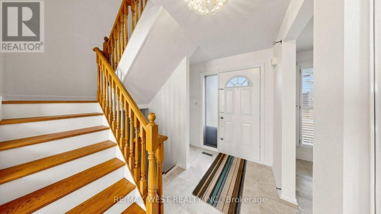 24 - 25 GOSFORD BOULEVARD, Toronto (Black Creek), Ontario, M3N2G7