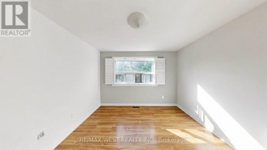 24 - 25 GOSFORD BOULEVARD Toronto (Black Creek) Ontario photo 23