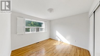24 - 25 GOSFORD BOULEVARD Toronto (Black Creek) Ontario photo 25