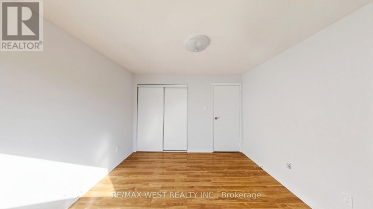 24 - 25 GOSFORD BOULEVARD, Toronto (Black Creek), Ontario, M3N2G7