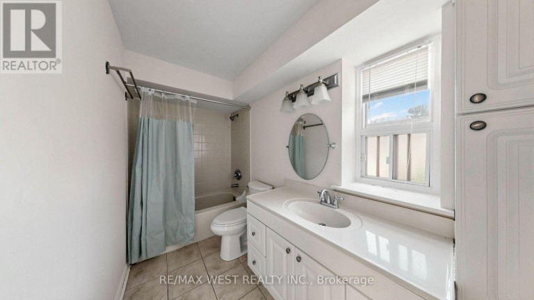 24 - 25 GOSFORD BOULEVARD, Toronto (Black Creek), Ontario, M3N2G7