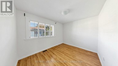 24 - 25 GOSFORD BOULEVARD Toronto (Black Creek) Ontario photo 32