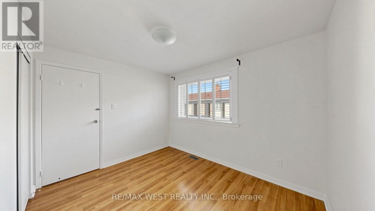 24 - 25 GOSFORD BOULEVARD, Toronto (Black Creek), Ontario, M3N2G7