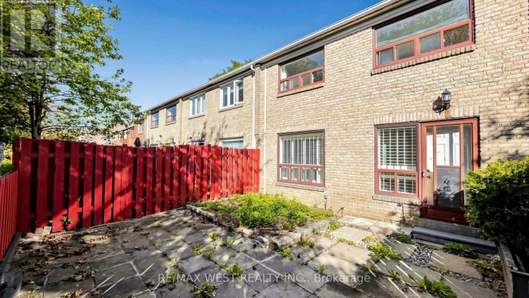 24 - 25 GOSFORD BOULEVARD, Toronto (Black Creek), Ontario, M3N2G7