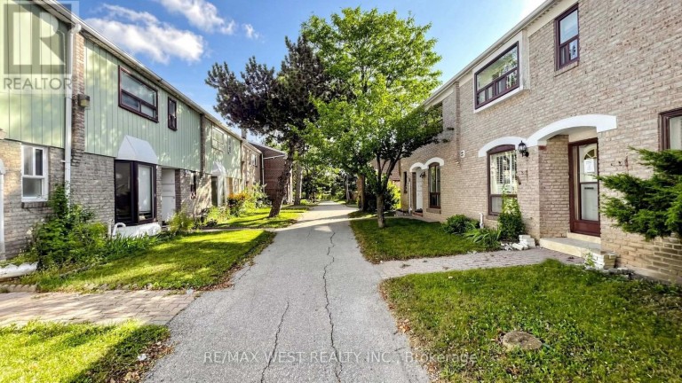 24 - 25 GOSFORD BOULEVARD, Toronto (Black Creek), Ontario, M3N2G7
