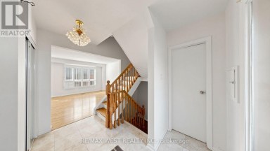 24 - 25 GOSFORD BOULEVARD Toronto (Black Creek) Ontario photo 7