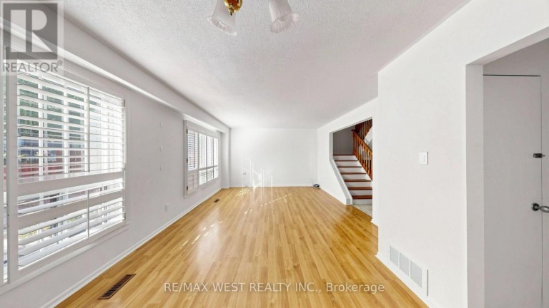 24 - 25 GOSFORD BOULEVARD, Toronto (Black Creek), Ontario, M3N2G7