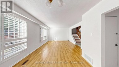 24 - 25 GOSFORD BOULEVARD Toronto (Black Creek) Ontario photo 9