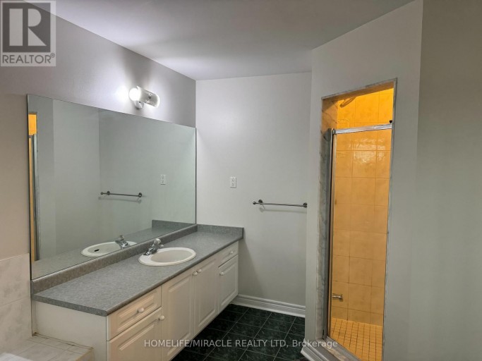 6 SWEET BRIAR LANE, Brampton (Snelgrove), Ontario, L6Z4V3