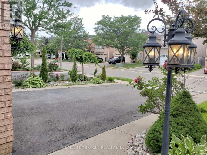 6 SWEET BRIAR LANE, Brampton (Snelgrove), Ontario, L6Z4V3