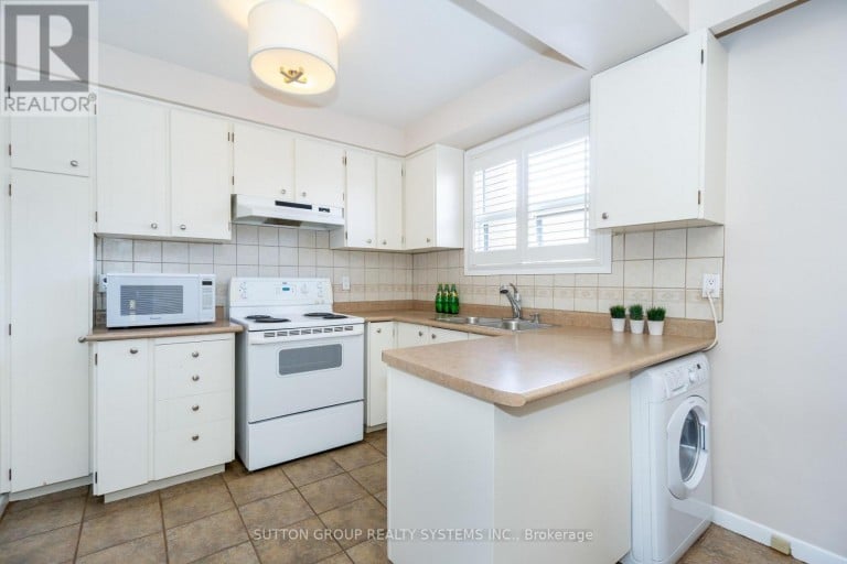 UPPER - 233 HULLMAR DRIVE, Toronto (Black Creek), Ontario, M3N2G2