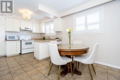 UPPER - 233 HULLMAR DRIVE Toronto (Black Creek) Ontario photo 12
