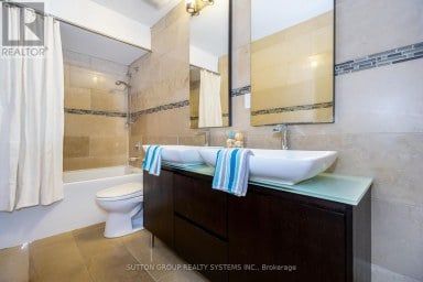 UPPER - 233 HULLMAR DRIVE Toronto (Black Creek) Ontario photo 16